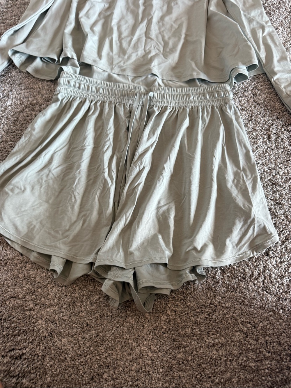 Women’s Lightweight Long-Sleeve Top & Shorts Loungewear Set in Sage LuluLemon - Picture 2 of 8